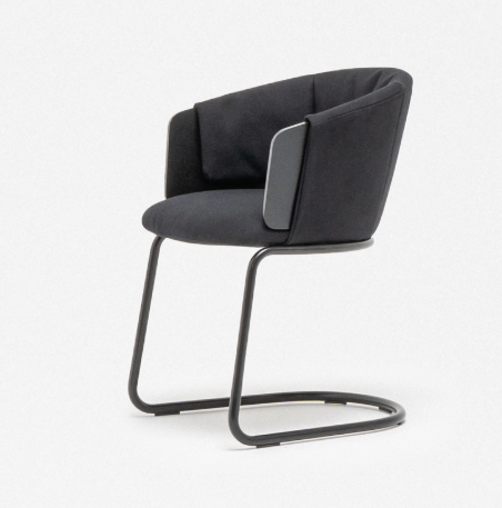 Chaise Collar avec revêtement noir sur piètement traîneau