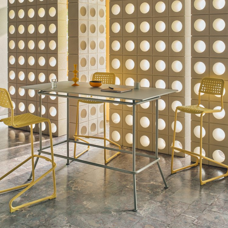 Tabourets jaunes Tube et table New School