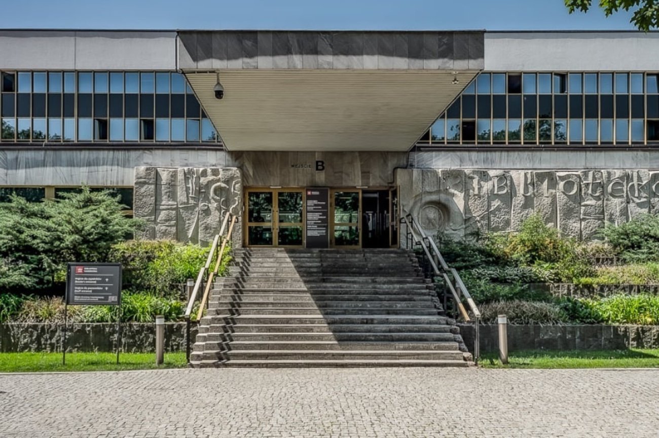 Fachada de la Biblioteca Nacional con mosaicos