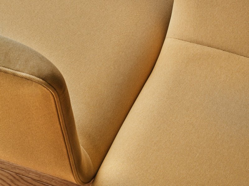 Detail der gepolsterten Sitze des Ramp-Sofas, mit Blick in verschiedene Richtungen