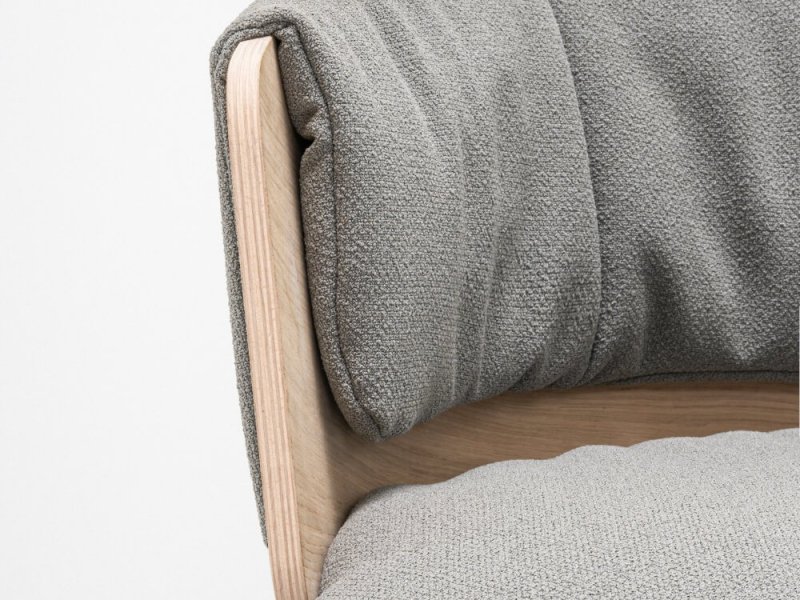 Nahaufnahme der Rückenlehne des Sessels Collar in grauem Stoff mit Naturholz - Details der Polsterung und die präzise Verarbeitung eines Büromöbels