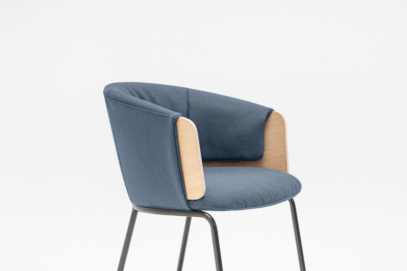 Fotel biurowy Collar projektu Arthura Gentila w niebieskiej tapicerce, z drewnianymi bokami i metalowymi nogami – nowoczesny design do biura lub sali konferencyjnej