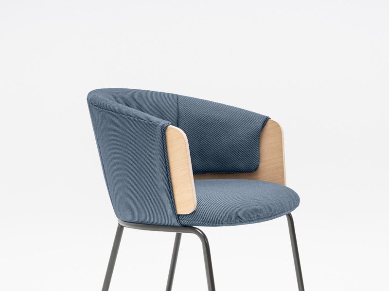 Collar Bürosessel von Arthur Gentil in blauem Polster, mit Holzseiten und Metallbeinen - ein modernes Design für das Büro oder den Konferenzraum