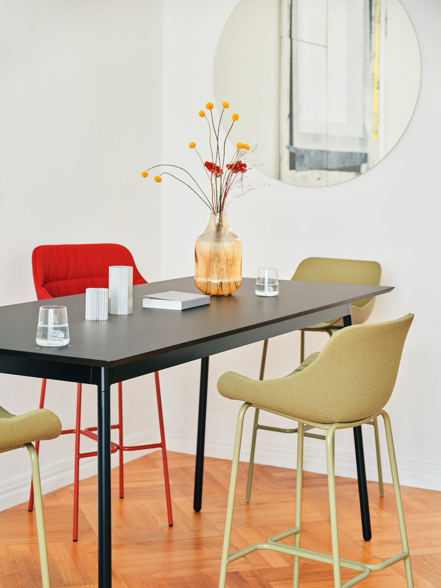 hoker Baltic Soft Duo: Grain GR-68243, RAL6013; hoker Baltic Basic: RAL6013; hoker Baltic Soft Duo: Grain GR-63117, RAL0404040; stolik wysoki Unit: FENIX czarny mat, RAL9005