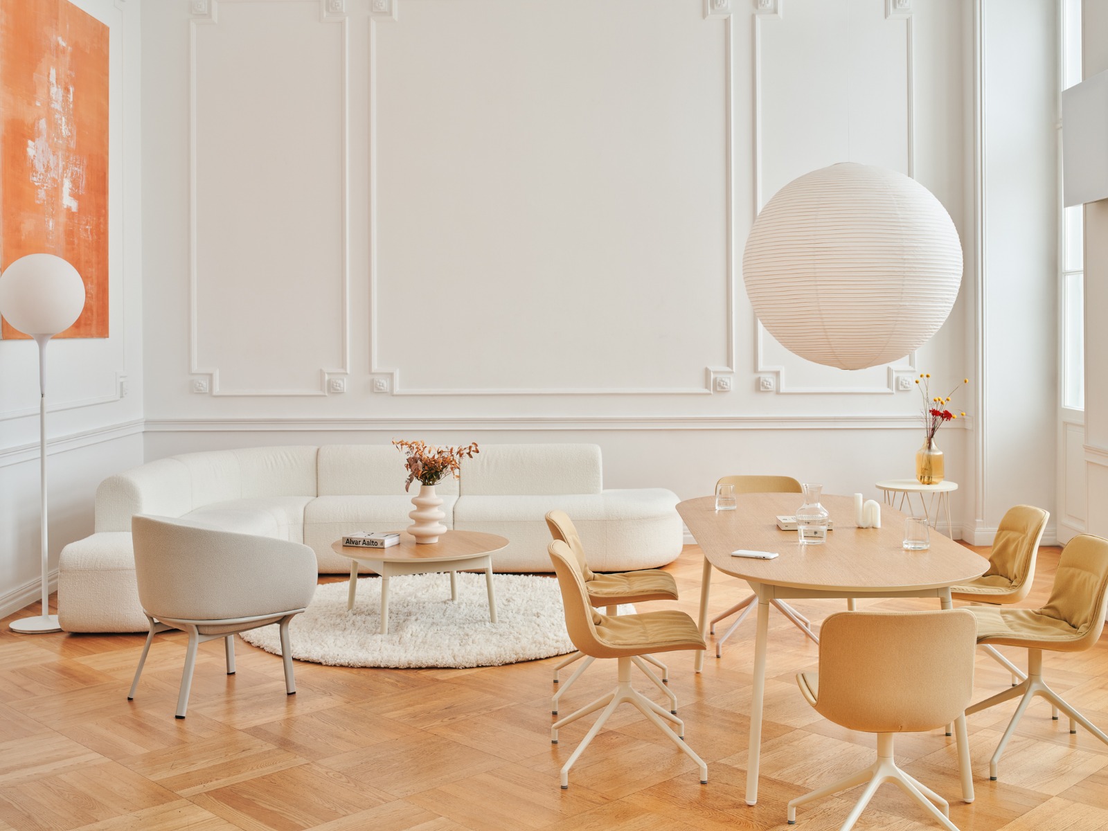 conference chair Baltic 2 Soft Duo: Quest Q-21, RAL9010; conference table Unit: natural oak veneer, RAL1013; sofa Artiko: Tessa T-08; armchair Grace: Medley M-60003, RAL7044