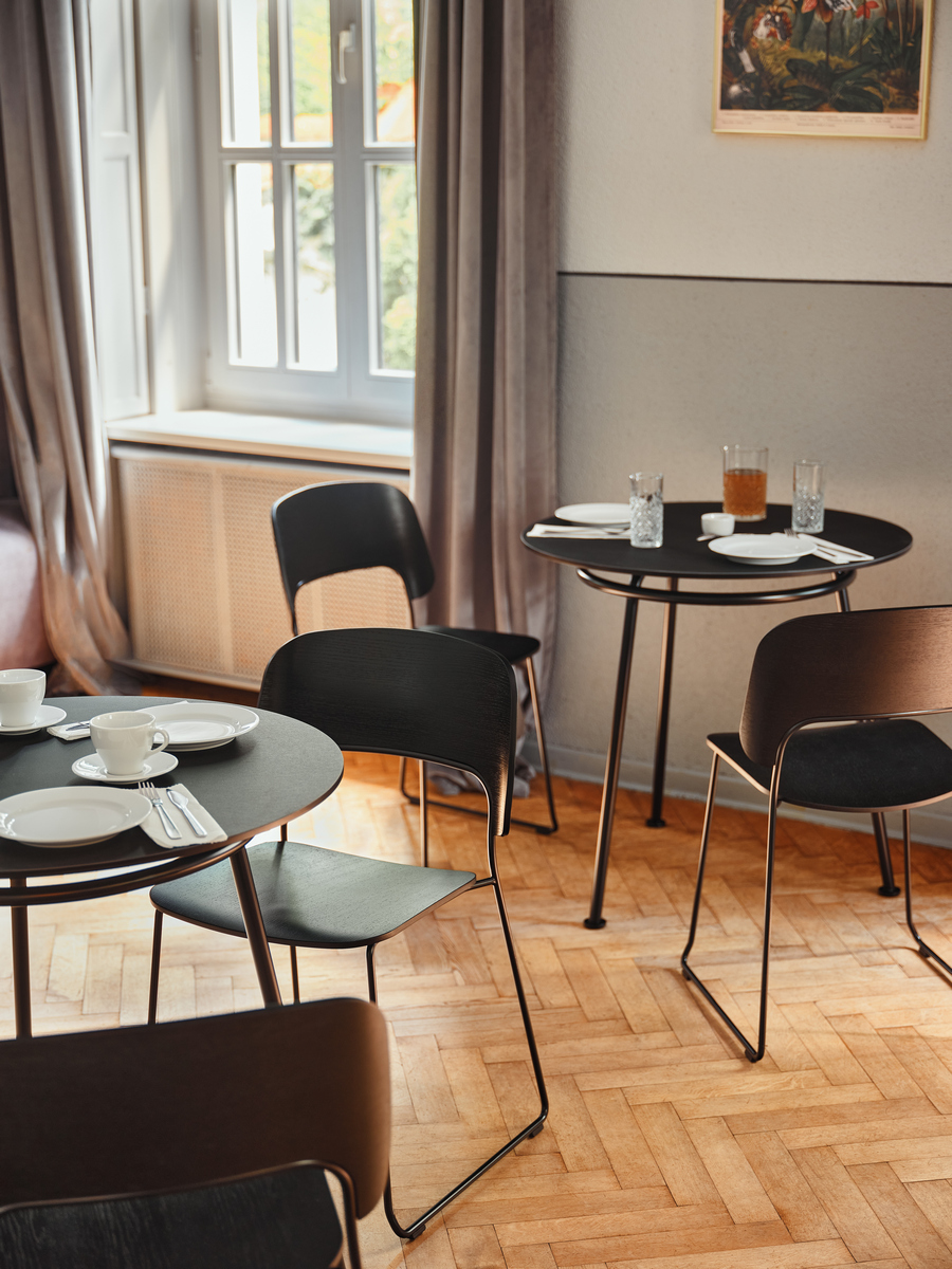 gestapelde stoel Afi: eikenfineer zwart; cafétafel New School: RAL9005