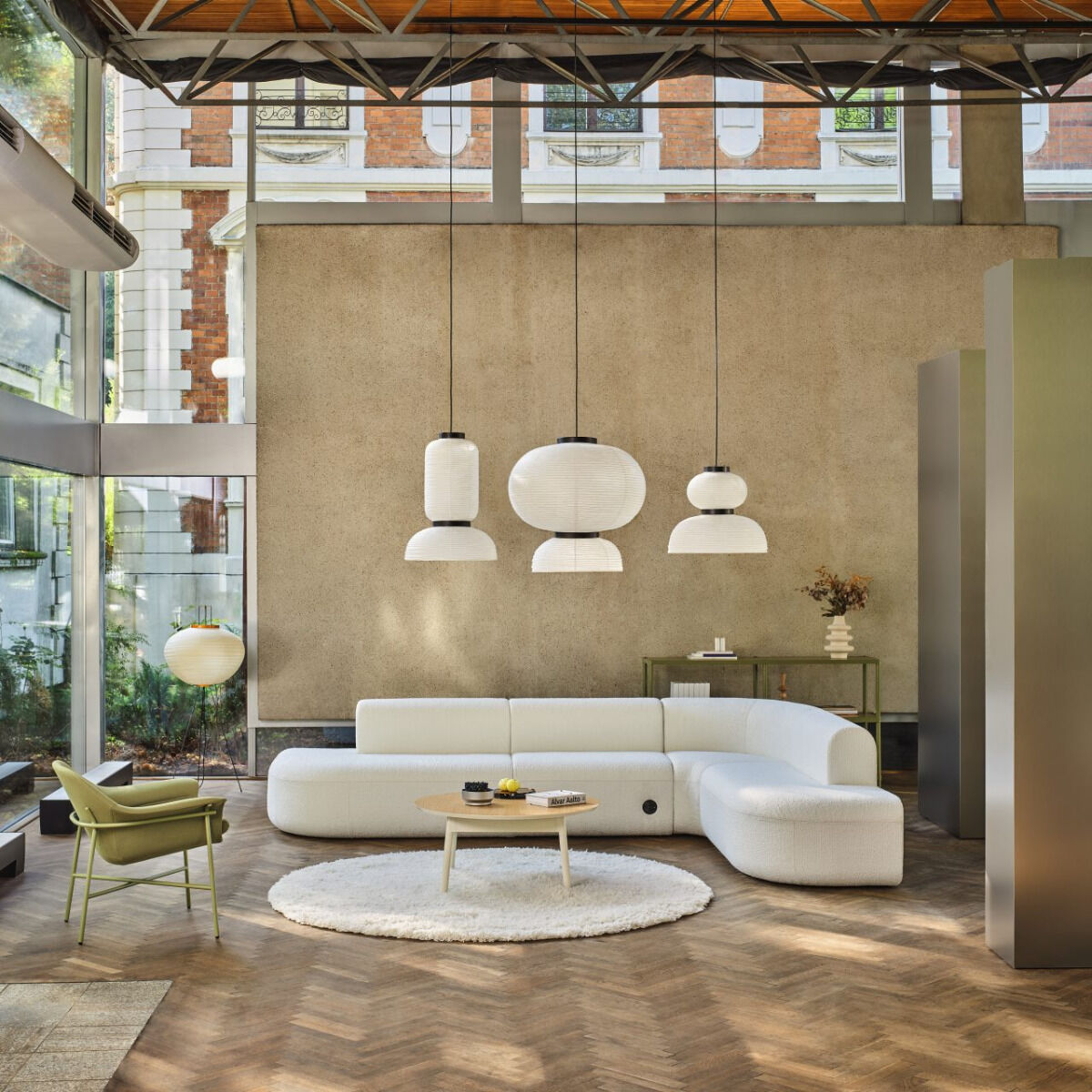 sofa Artiko: Tessa T-08; fotel Ismo: Grain G-68243, RAL6013; regał Stilt: RAL6013