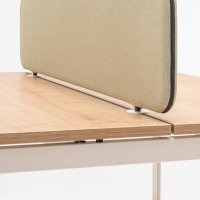 biurko bench Ogi Q Bench: dąb naturalny, RAL9010; panele akustyczne do biurek Sonic Ogi: Mica MC-2496-62093, RAL9010