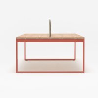 biurko bench Ogi Q Bench: dąb naturalny, RAL0404040; panele akustyczne do biurek Sonic Ogi: Mica MC-2496-62093, RAL9010