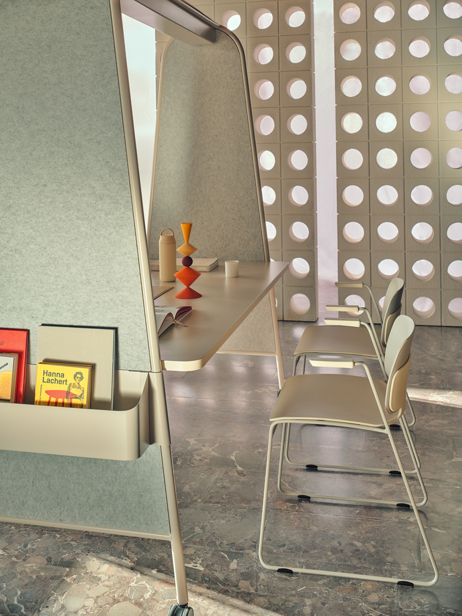 stoel Lena: RAL1013, RAL7044; conferentietafel Ampla: beige mat, RAL0608005, beige, PET L-IC03-B60