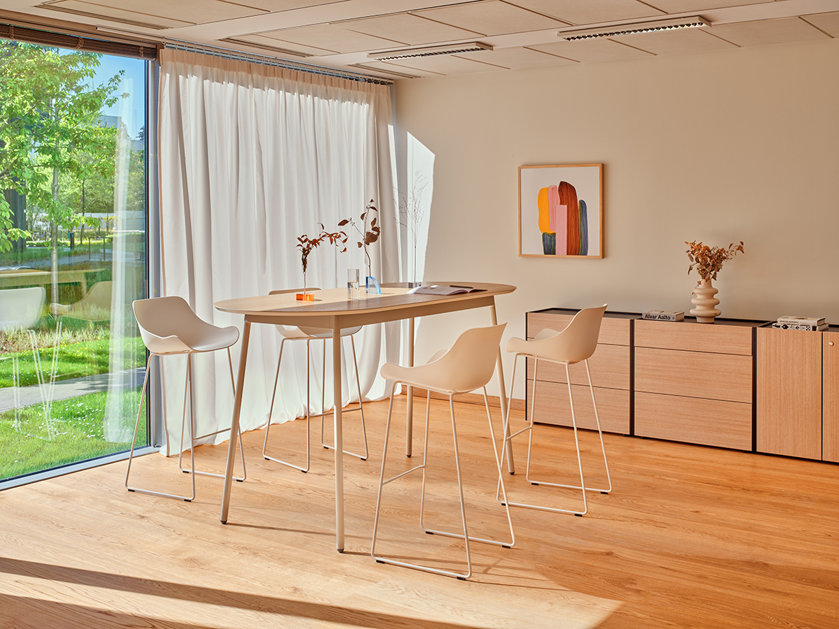 cabinet Viga: canadian oak; high stool Baltic Basic: RAL9010; high table Unit: natural oak, RAL1013
