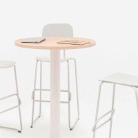 Tack: dąb naturalny, RAL9010; New School: RAL7044