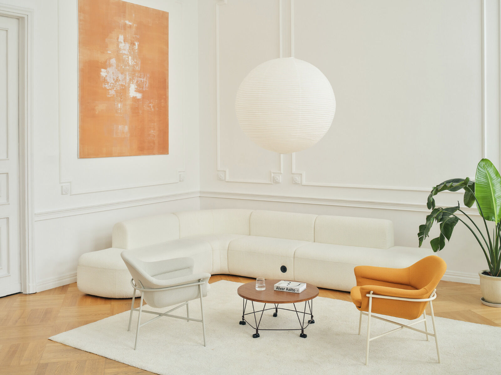 sofa Artiko: Tessa T-08; armchair Ismo: Grain GR-61250, RAL7044; armchair Ismo: Grain GR-62016, RAL1013; coffee table Pental: lowland walnut, RAL9005