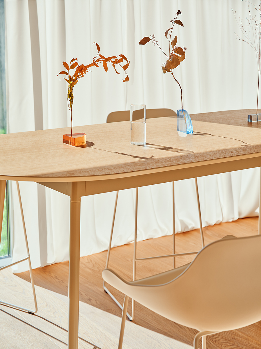 high stool Baltic Basic: RAL9010; high table Unit: natural oak veneer, RAL1013
