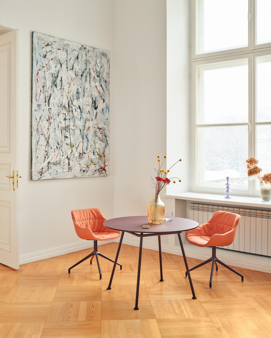 Konferenzstuhl Baltic Soft Duo: Quest Q-25, RAL3007; Cafeteriatisch New School: RAL3007