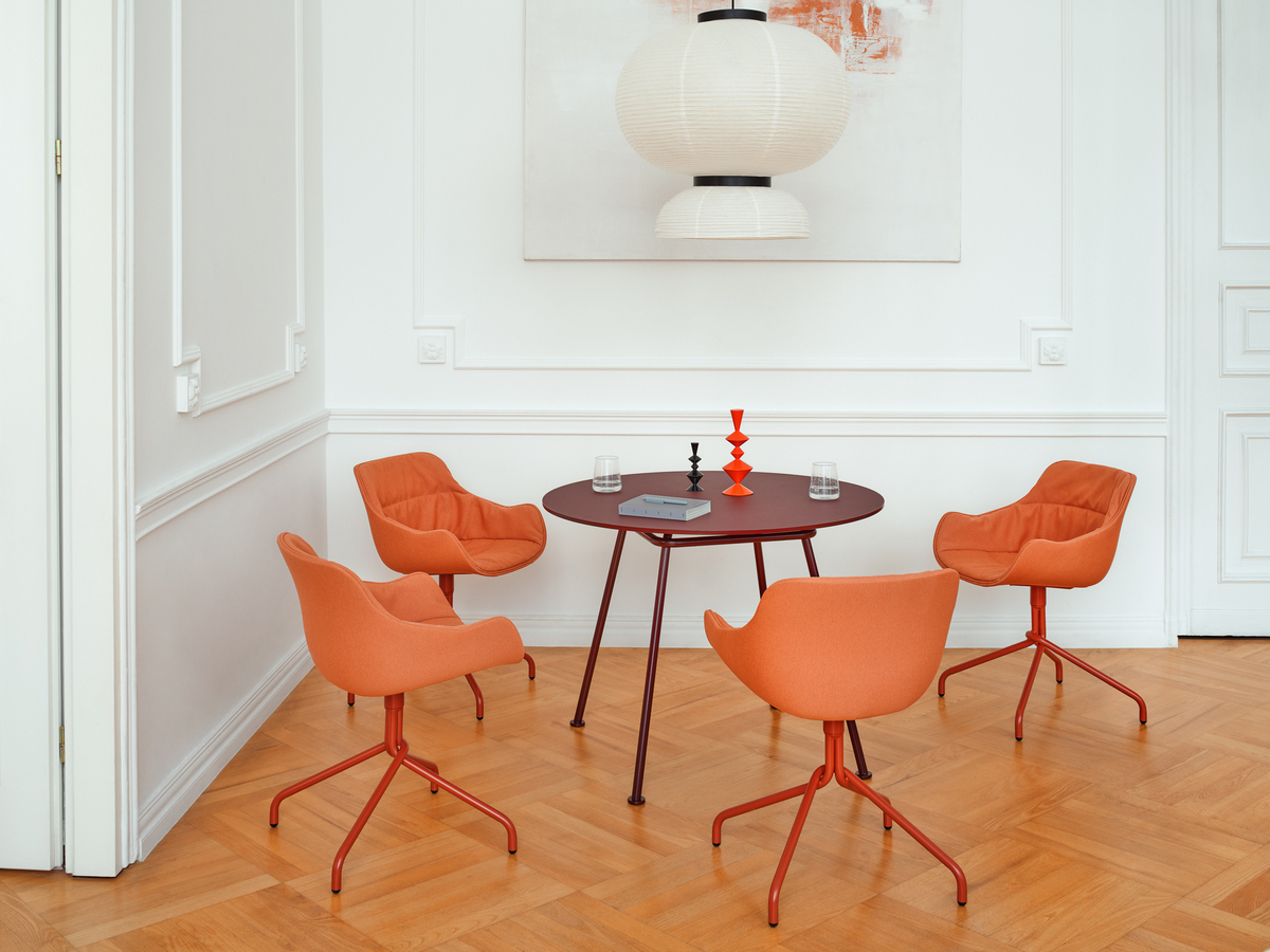 Konferenzstuhl Baltic Soft Duo: Quest Q-25, RAL0404040; Cafeteriatisch New School: RAL3007