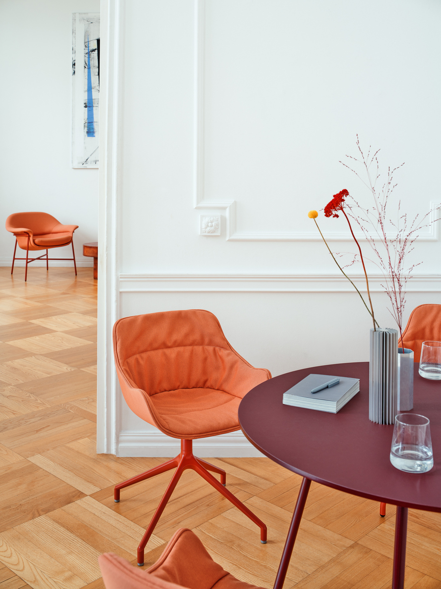 Konferenzstuhl Baltic Soft Duo: Quest Q-25, RAL0404040; Cafeteriatisch New School: RAL3007
