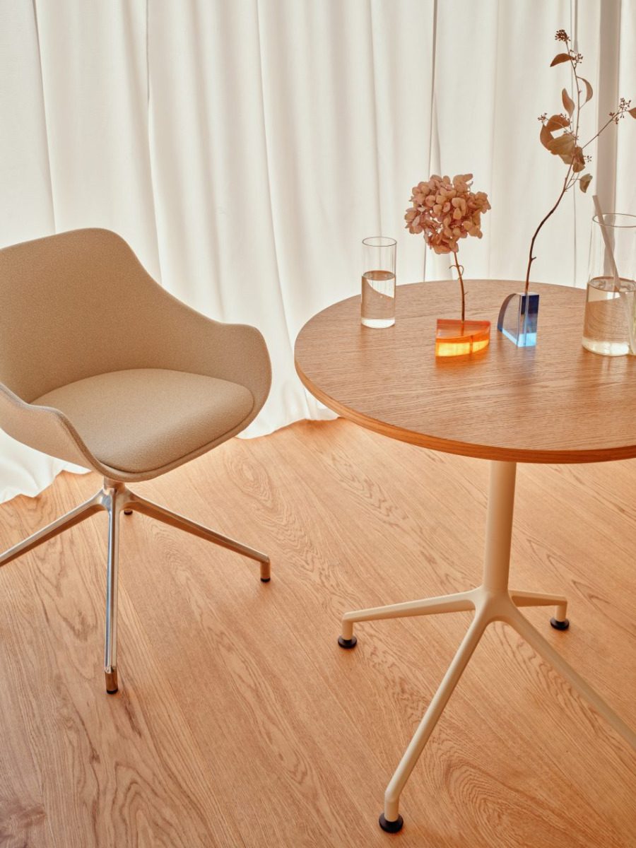 Kaffeetisch Gobo: Eiche Natur, RAL0608005; Konferenzstuhl Baltic Classic: Grain GR-61250