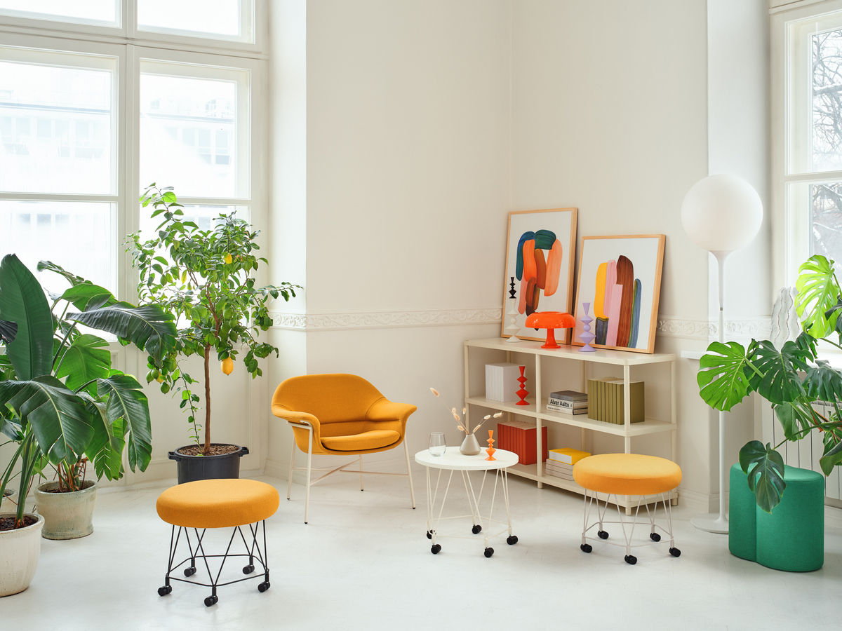 Sessel Ismo: Grain GR-62016, RAL1013; Hocker Pental: Synergy LDS-44, RAL1013; Hocker Pental: Grain GR-62016, RAL9005; Beistelltisch Pental: RAL1013; Hocker Mix: Atlantic A-68276; Regal Stilt: RAL1013