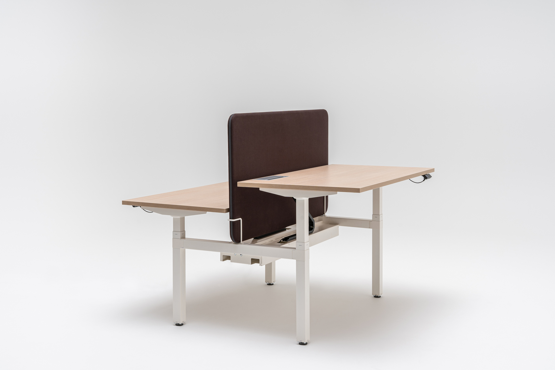 Schreibtisch mit Höhenverstellung Ogi Drive Bench: Kanadische Eiche, RAL9010; Akustikpaneele für Schreibtische Sonic: Synergy LDS-79