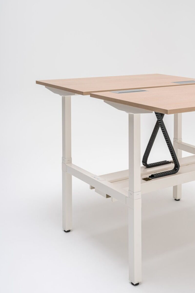 Schreibtisch mit Höhenverstellung Ogi Drive Bench: Kanadische Eiche, RAL9010
