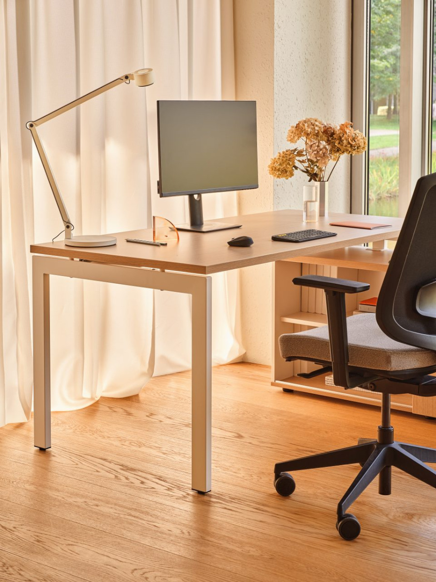Einzelschreibtisch Ogi U: Kanadische Eiche, RAL9010; Bürostuhl Sava: Grain GR-60301