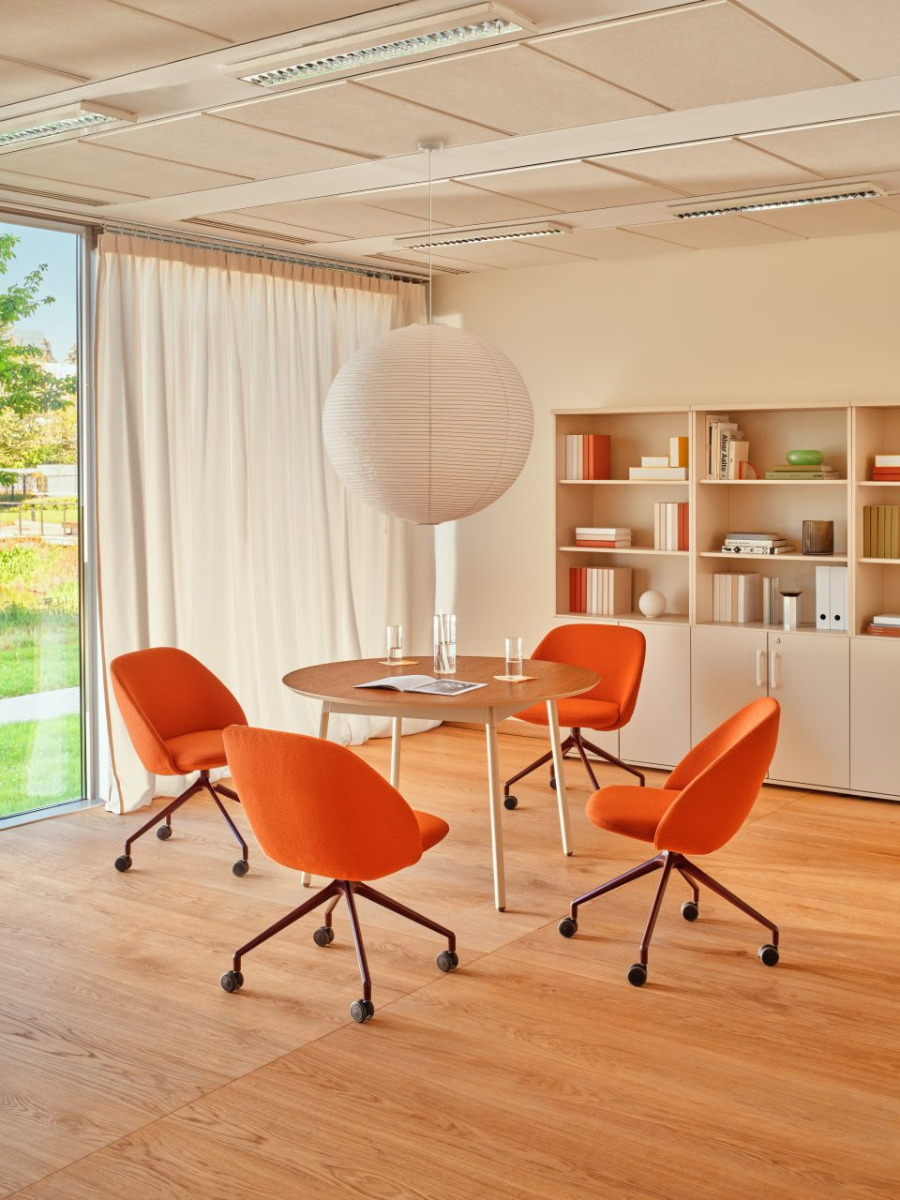 Konferenzstuhl Paralel: Grain GR-63117, RAL3007; Cafeteriatisch Unit: Kupfereiche, RAL1013; Halbregal Standard: Beige Matt