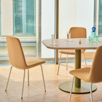 table de réunion Tack: bouleau clair, RAL6013; chaise de réunion Ulti: Atlantic A-61270, RAL1013