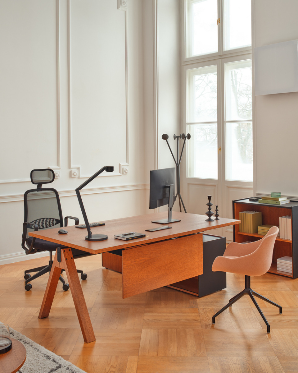 Viga: Furnier Kupfereiche, FENIX Schwarz Matt; Astro: Venice VC-0112, Amelia AM-9000, RAL9005; Baltic Classic: Grain GR-64249, RAL9005; Ramo: RAL7043