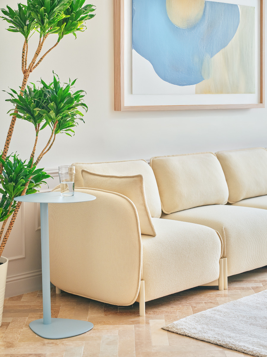 Beistelltisch Celo: RAL2307010; Sofa Lotus: Nobel NB-61290