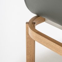 sillón Ramp: Cuero L-02, chapado roble natural