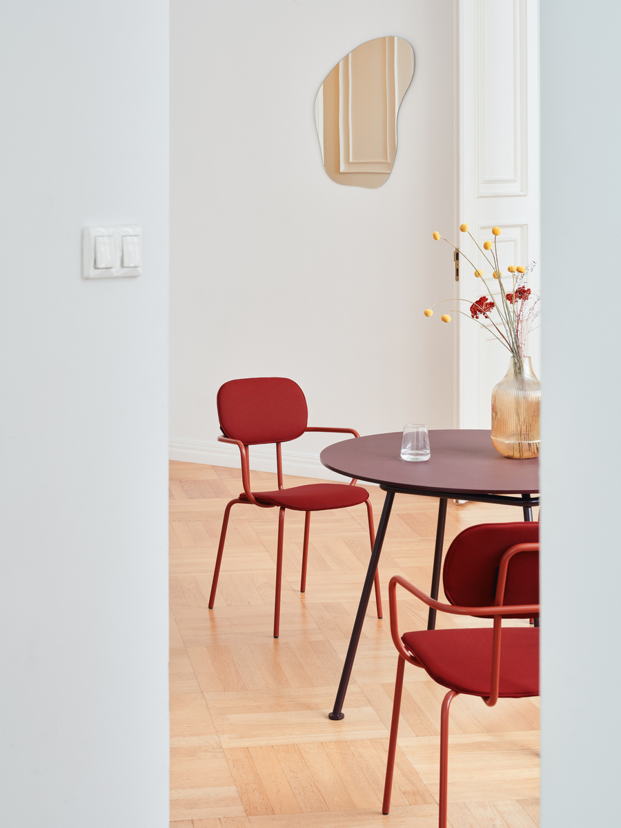 Cafeteriatisch New School: RAL3007; Stuhl für Küche und Esszimmer New School: Grain GR-64171, RAL0404040