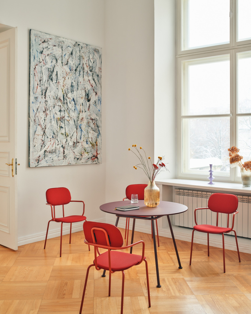 Cafeteriatisch New School: RAL3007; Stuhl für Küche und Esszimmer New School: Grain GR-64171, RAL0404040
