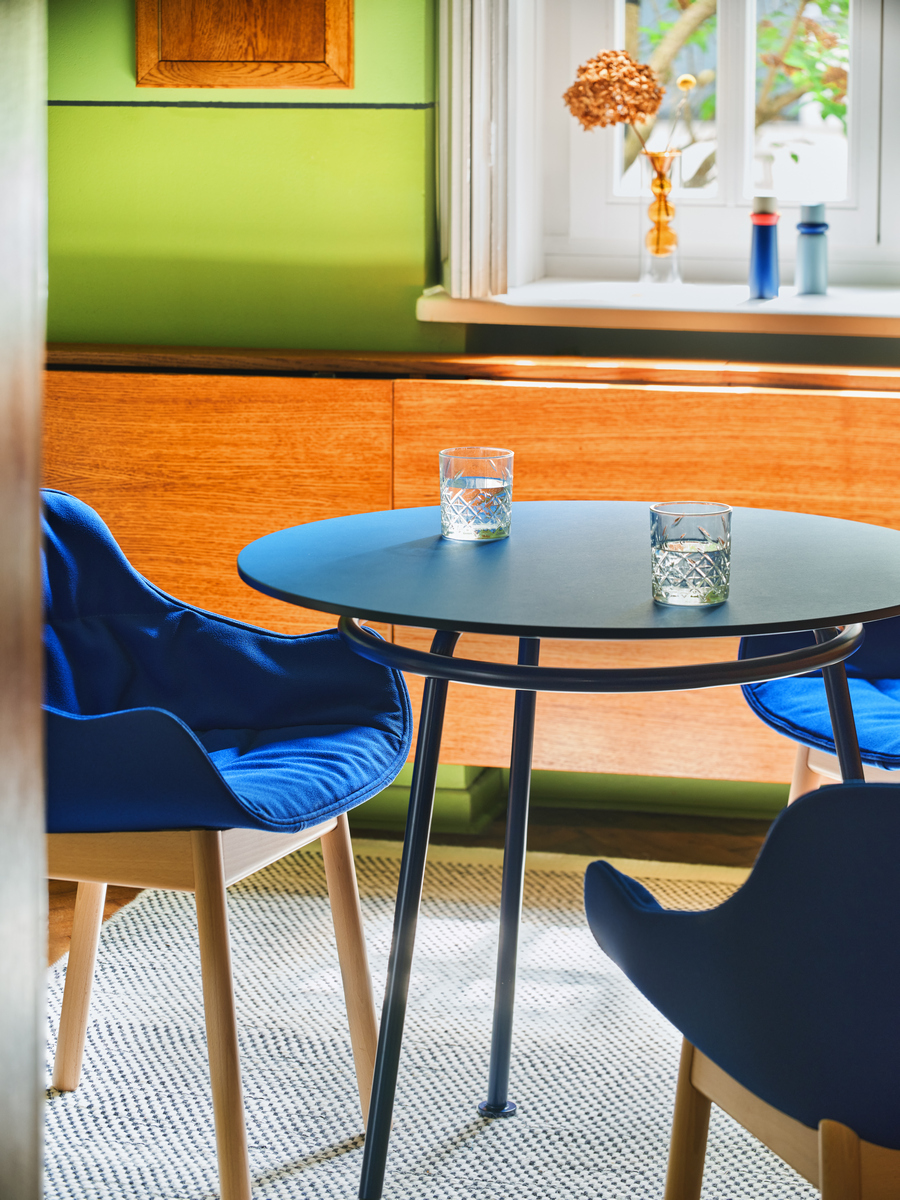 Cafeteriatisch New School: RAL9005; Stuhl für Küche und Esszimmer Baltic Soft Duo: Xtreme YS-100, Natürliche Buche