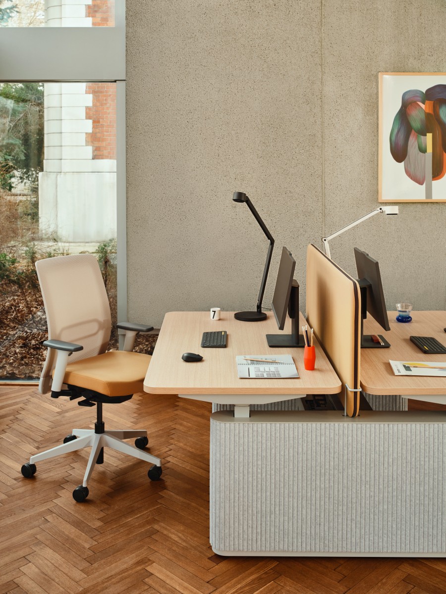 Doppelschreibtisch Ogi Drive Bench: Honigeiche, PET L-IC03-B60; desk screens Sonic Drive: Atlantic A-61270, RAL9006; Bürostuhl Astro: Atlantic A-61270, RAL7047