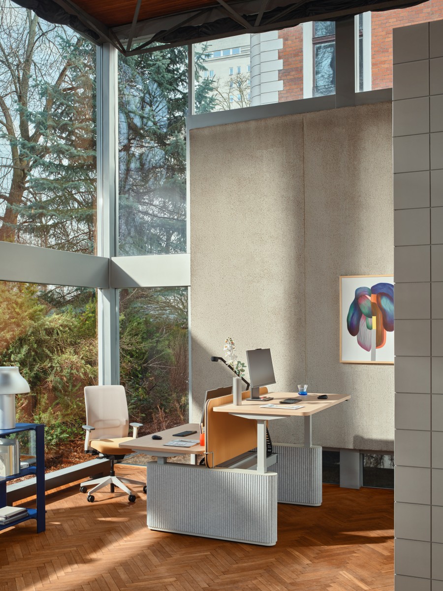 bench desk Ogi Drive Bench: natural oak, PET L-IC03-B60; desk screens Sonic Drive: Atlantic A-61270, RAL9006, chair Leo: Atlantic A-61270, RAL7047
