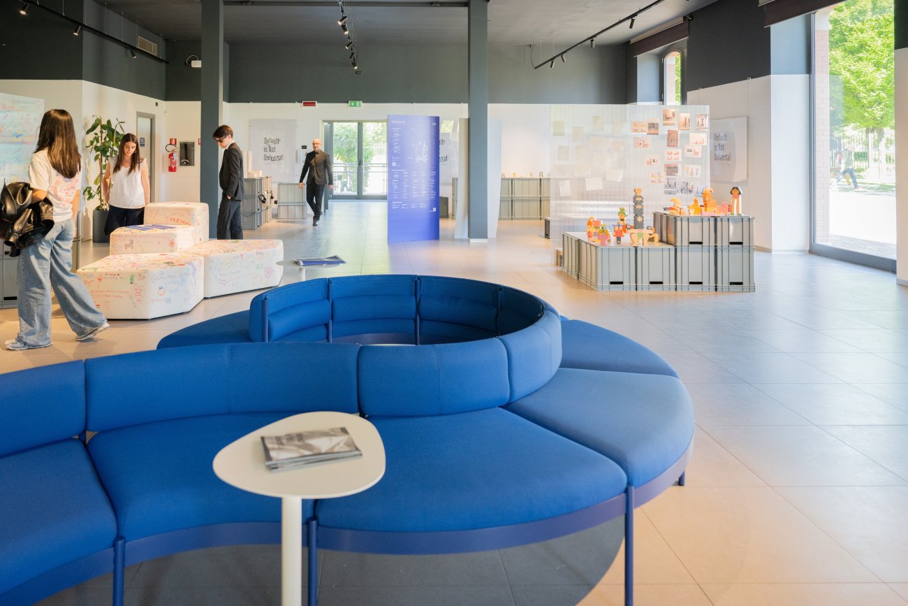 Die blaue Nora-Bank im Ausstellungsraum