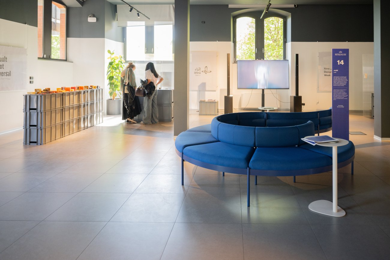 Die abgerundete Nora-Bank im Ausstellungsraum
