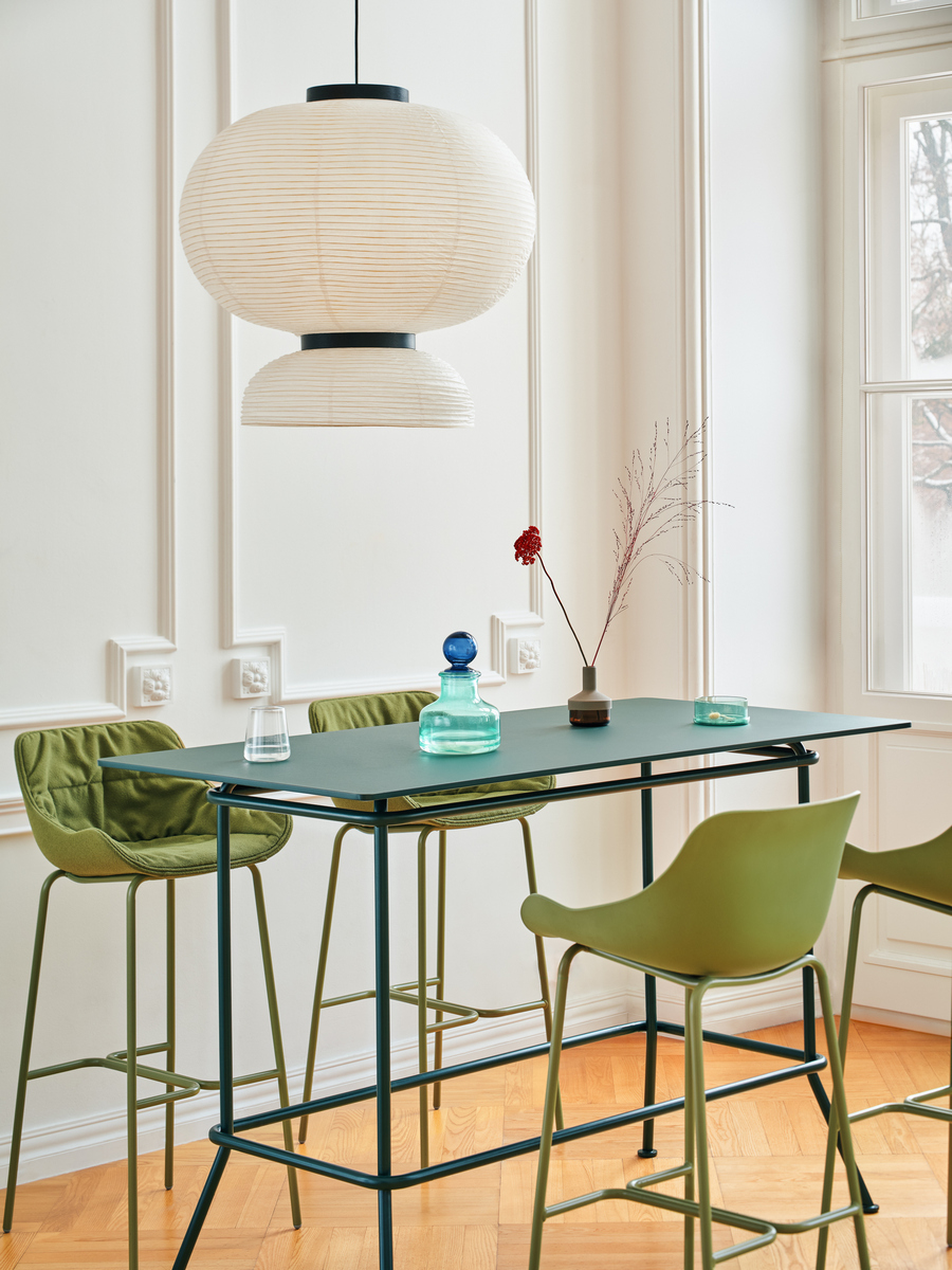 high stool Baltic Soft Duo: Grain GR-68243, RAL6013; high stool Baltic Basic: RAL6013; high table New School: RAL6012