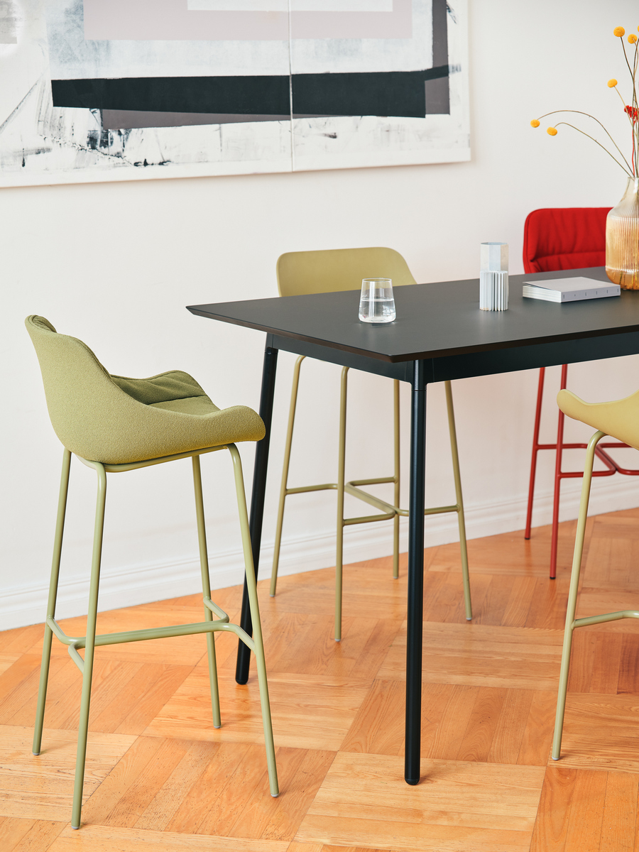 high stool Baltic Soft Duo: Grain GR-68243, RAL6013; high stool Baltic Soft Duo: Grain GR-63117, RAL0404040; high stool Baltic Basic: RAL6013; high table Unit: FENIX black matte, RAL9005