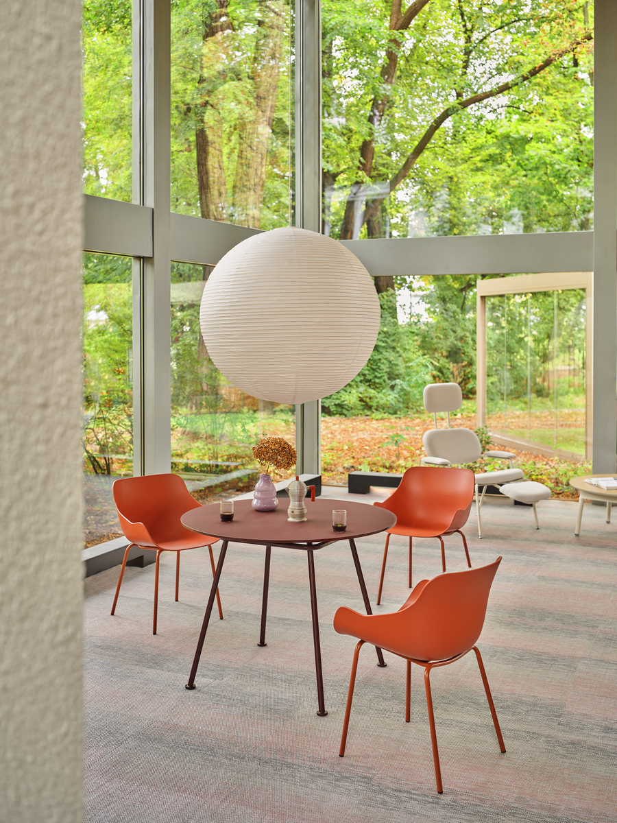 conference chair Baltic Basic: RAL0404040; café table New School: RAL3007