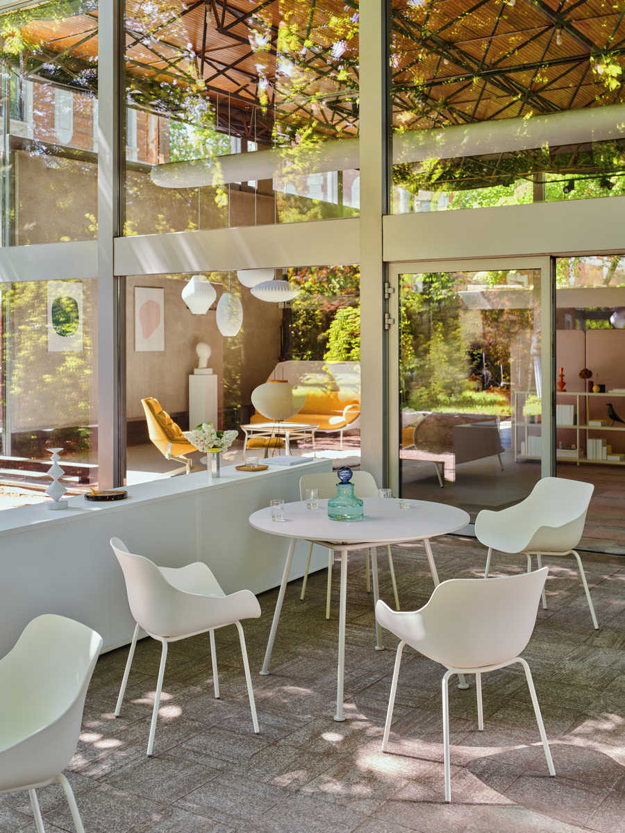 conference chair Baltic Basic: RAL9010; café table New School: RAL9010