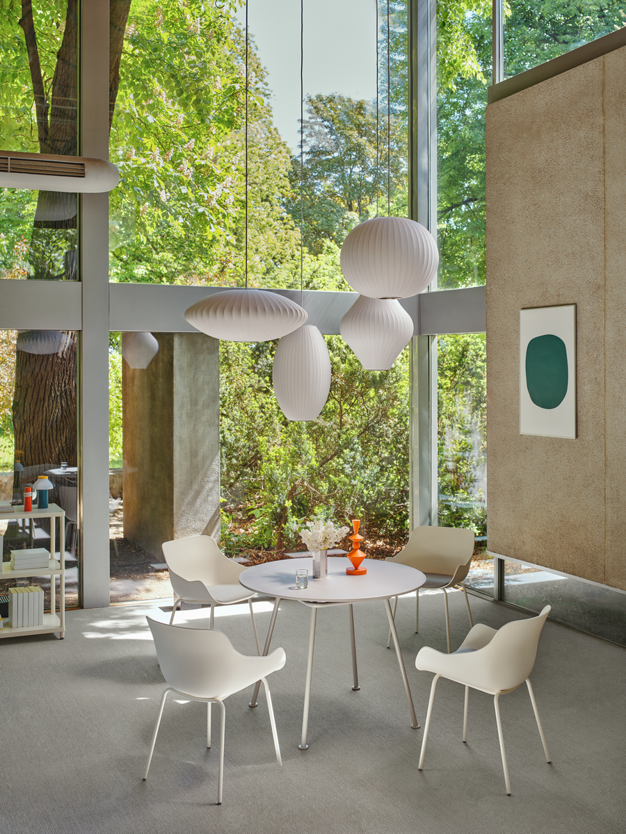 conference chair Baltic Remix: Mica MC-2496-60000, RAL9010; café table New School: RAL9010
