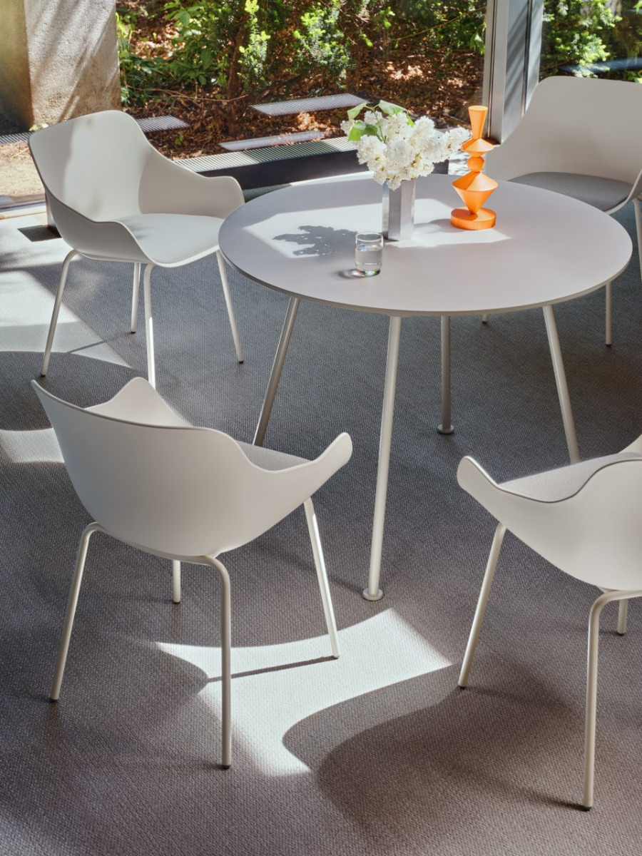 conference chair Baltic Remix: Mica MC-2496-60000, RAL9010; café table New School: RAL9010