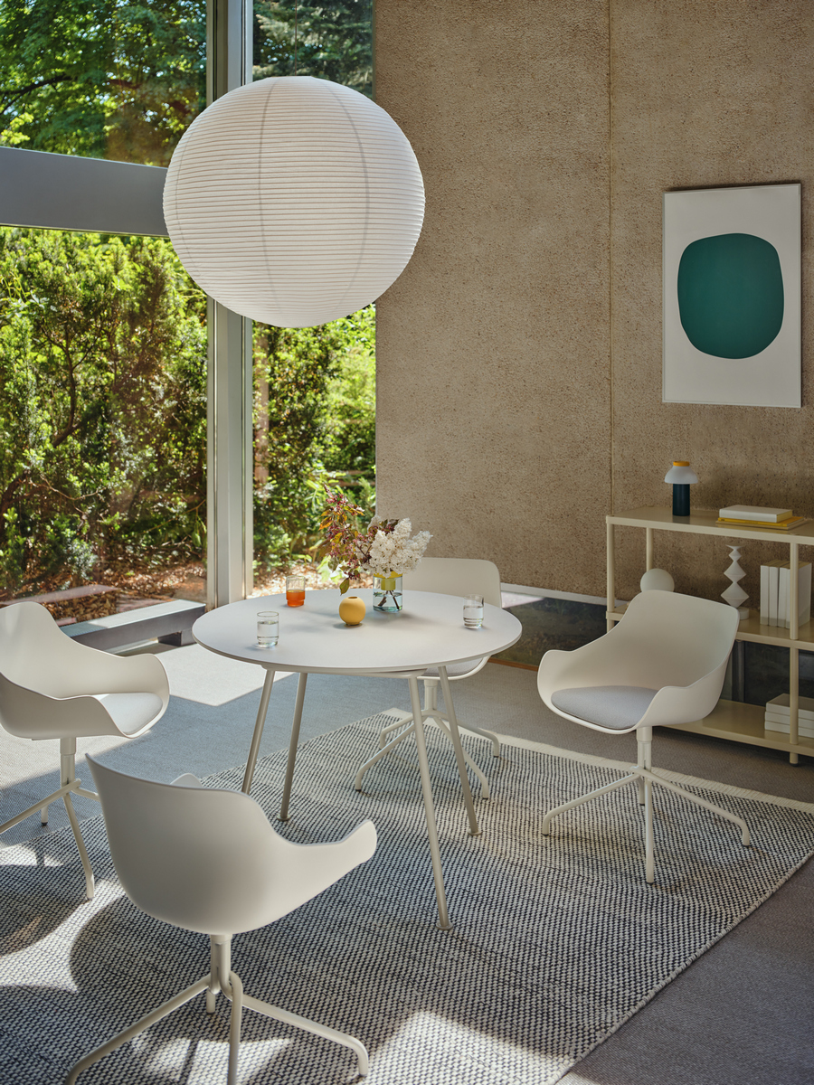 conference chair Baltic Remix: Mica MC-2496-60000, RAL7044, RAL9010; café table New School: RAL7044