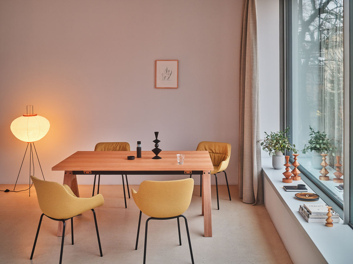 conference chair Baltic Soft Duo: Mica, MC-2496-62096, RAL9005; one-station desk Viga: natural oak veneer