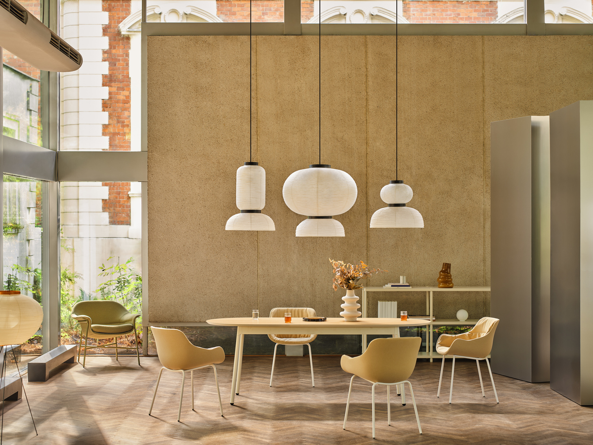 conference chair Baltic Soft Duo: Quest Q-21, RAL9010; conference table Unit: natural oak veneer, RAL1013; armchair Ismo: Grain GR-68243, RAL6013; bookcase Stilt: RAL1013