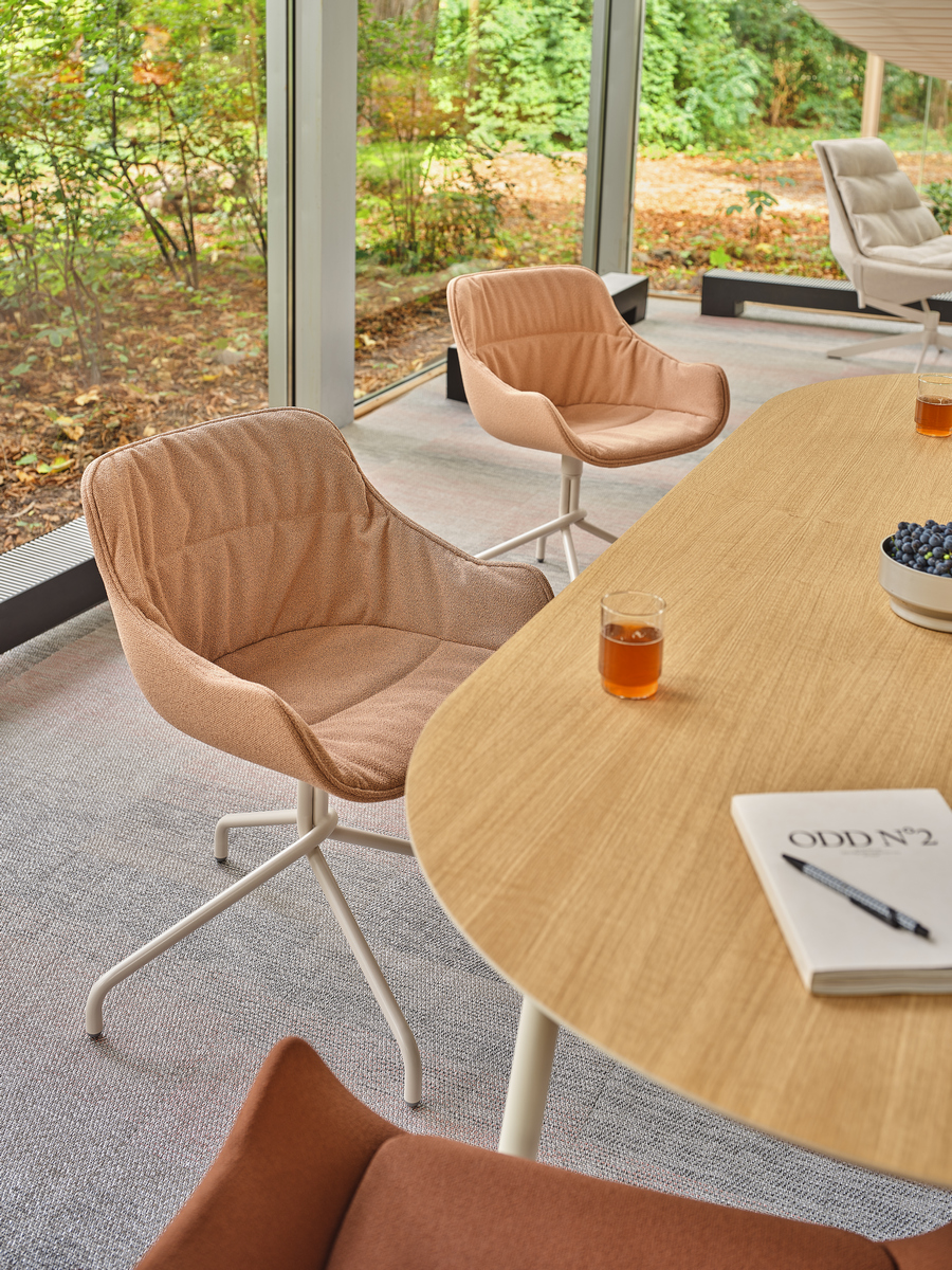 conference chair Baltic Soft Duo: Go Check G-64250, G-64249, RAL0608005; conference table Unit: natural oak veneer, RAL1013