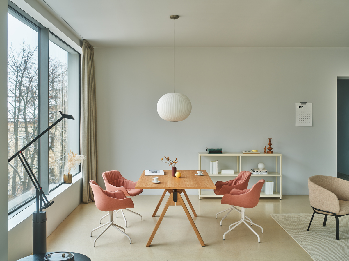 conference chair Baltic Soft Duo: Go Check G-64183, RAL0608005; desk Viga: natural oak veneer; bookcase Stilt: RAL1013