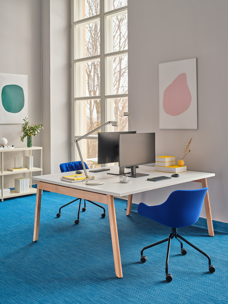 conference chair Baltic Soft Duo: Xtreme YS-100, RAL9005; bench desk Ogi B Bench: white pastel